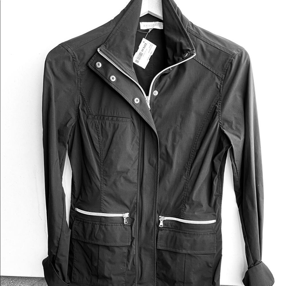Washable. 92 poly. 8% elastase.